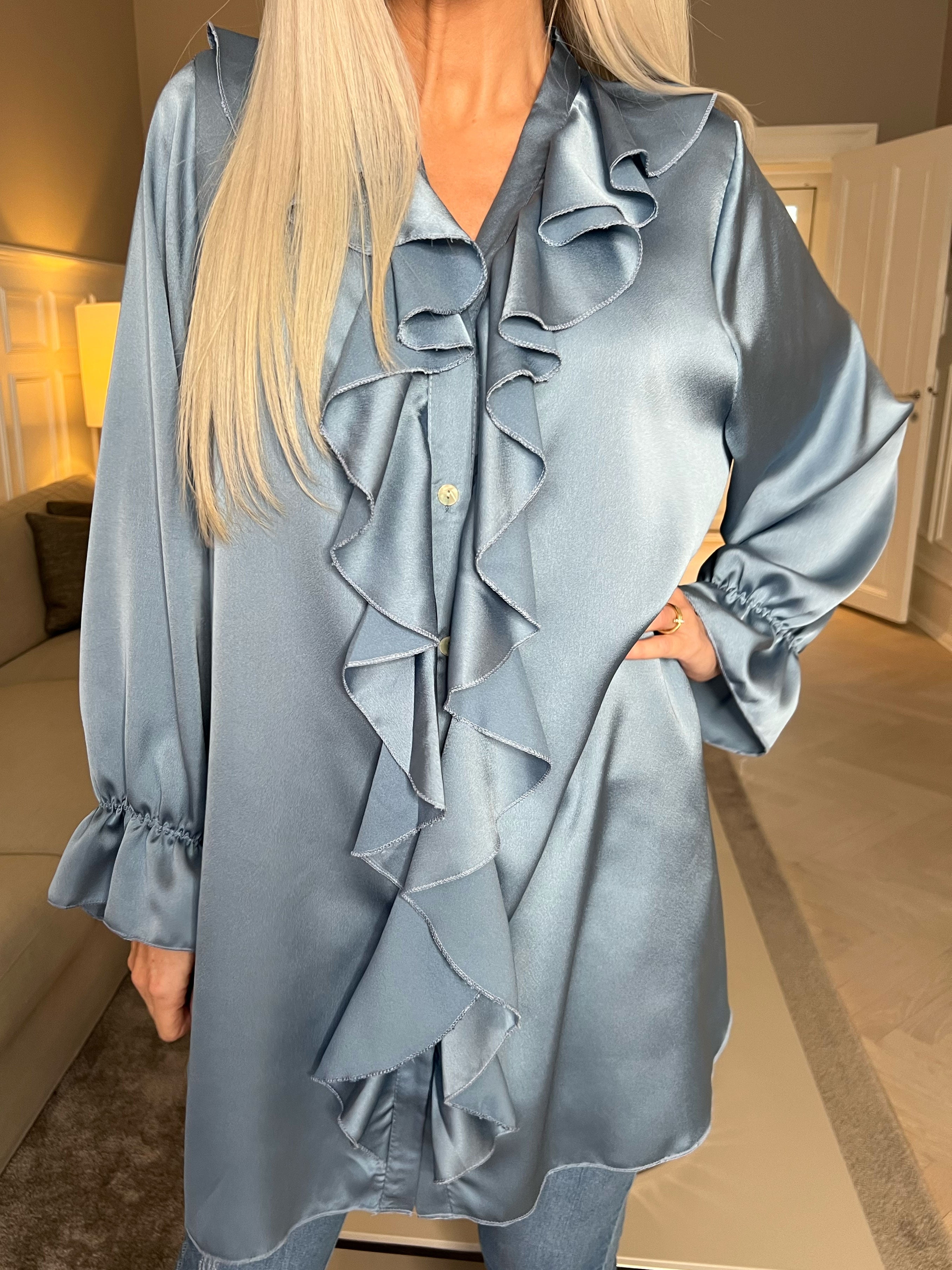 FÖRHANDSBESTÄLLNING - Abira - Enfärgad skjortklänning i silkelook med volanger